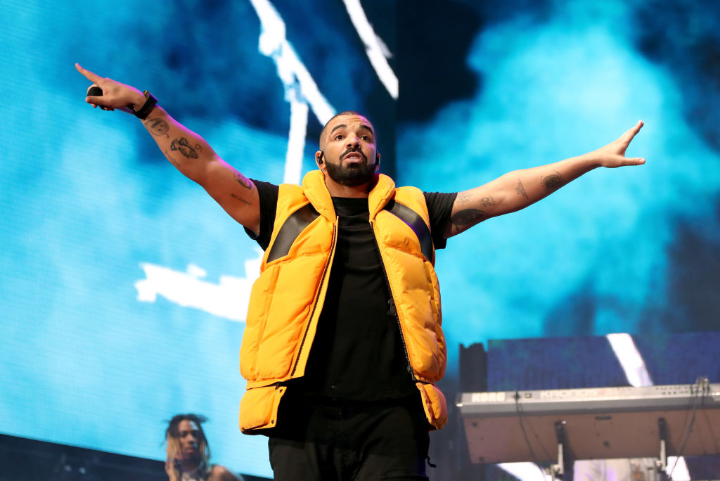 See Drake's Custom Tampa Bay Lightning Fur For Tonight's Show 